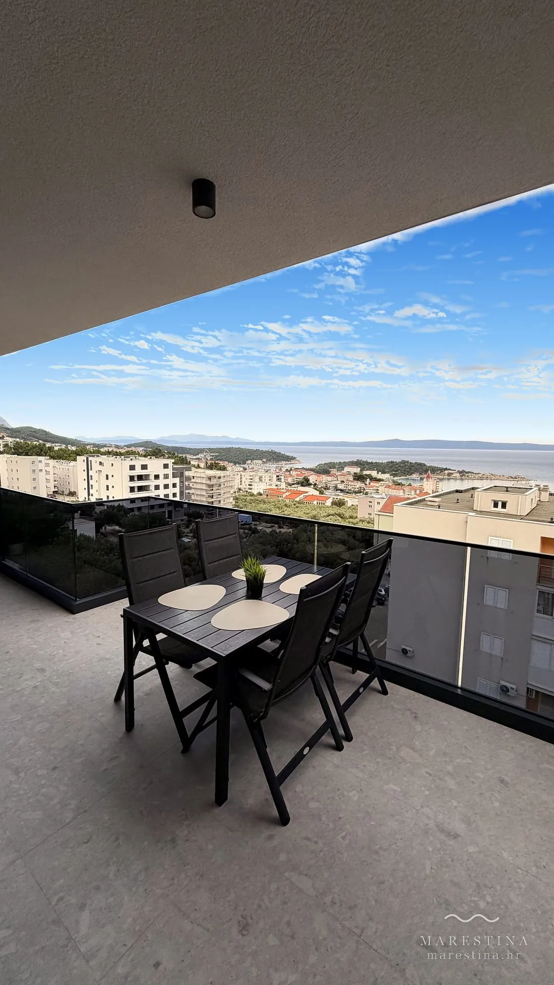Iznimno velik balkon s potpunim pogledom na more