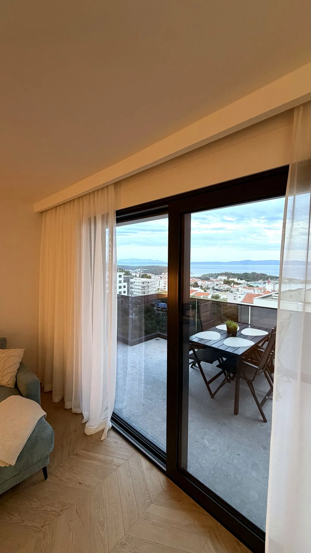Der besonders große Balkon mit vollem Meerblick