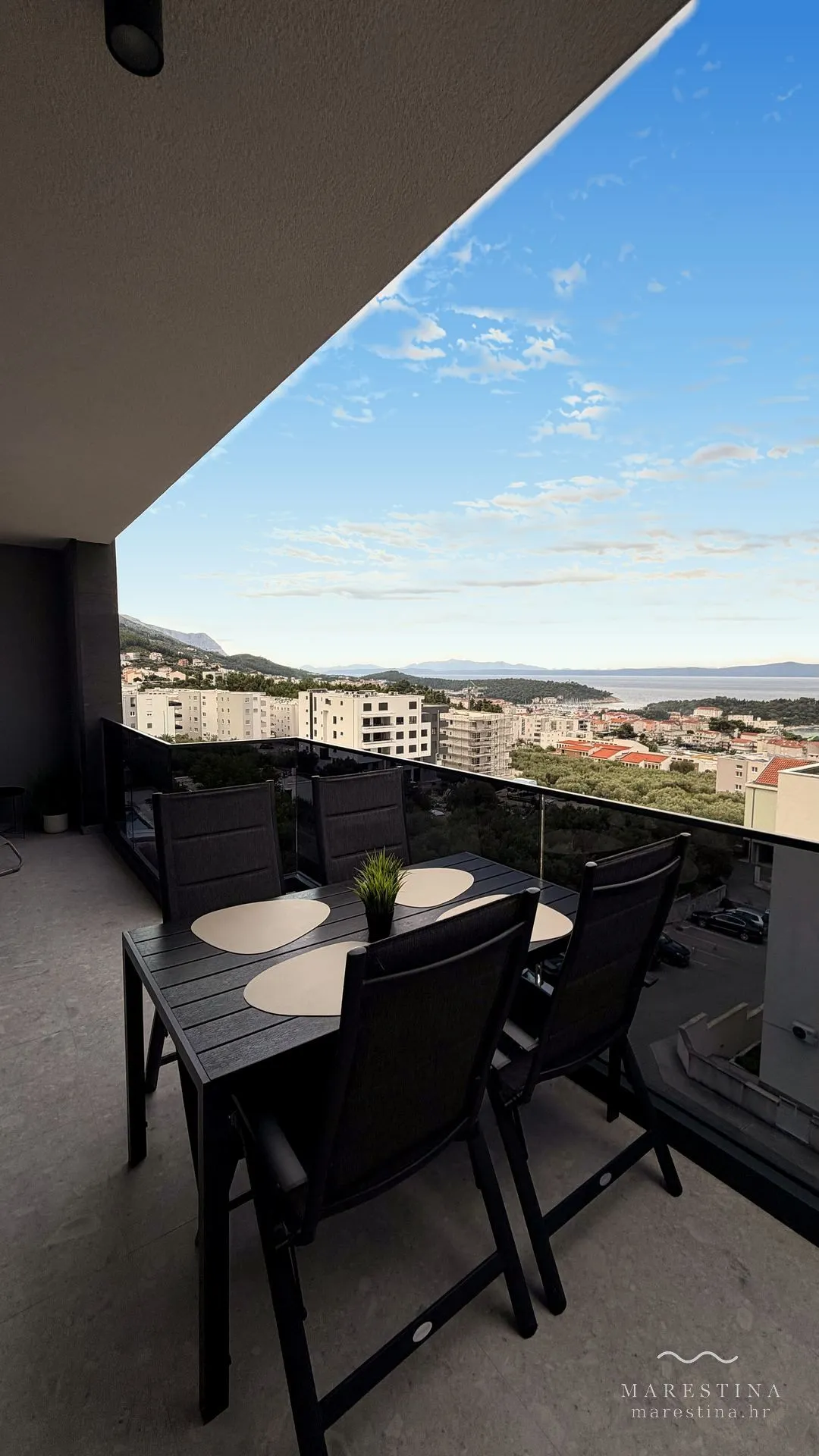 Iznimno velik balkon s potpunim pogledom na more