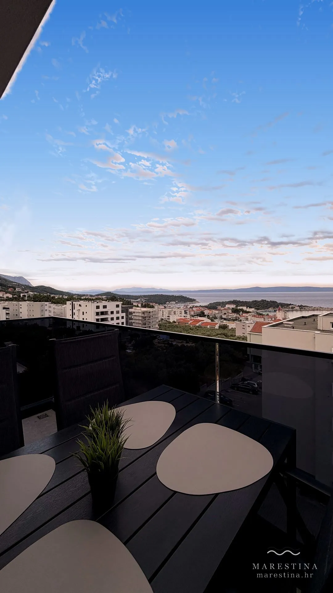 Iznimno velik balkon s potpunim pogledom na more