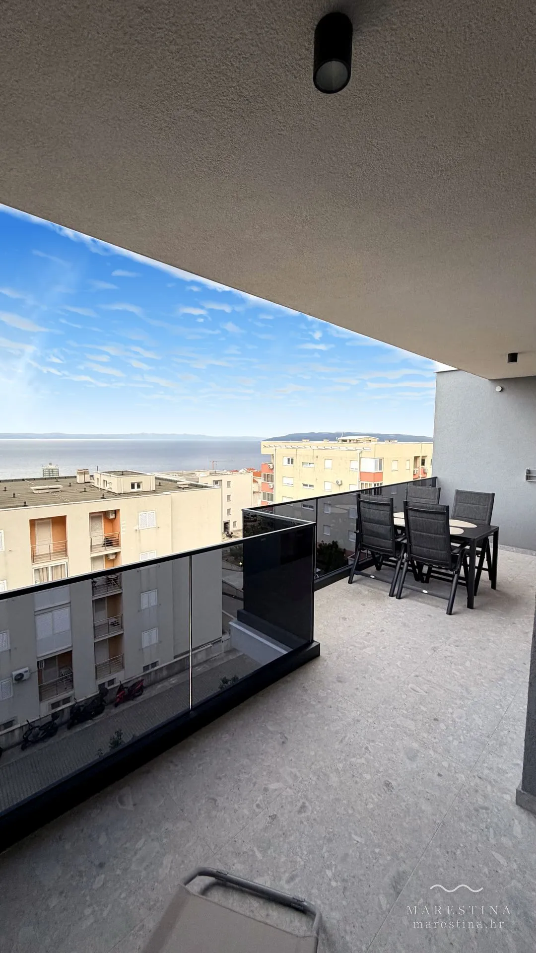 Iznimno velik balkon s potpunim pogledom na more