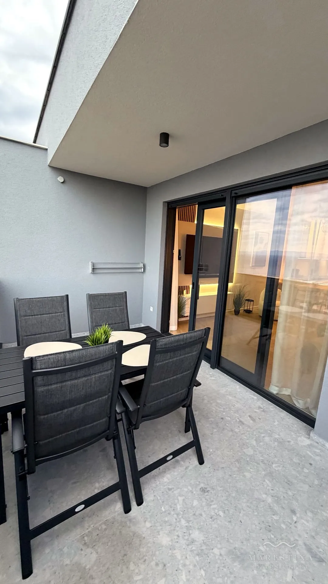 Iznimno velik balkon s potpunim pogledom na more