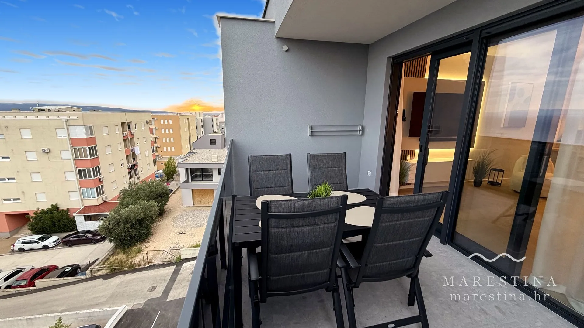 Iznimno velik balkon s potpunim pogledom na more
