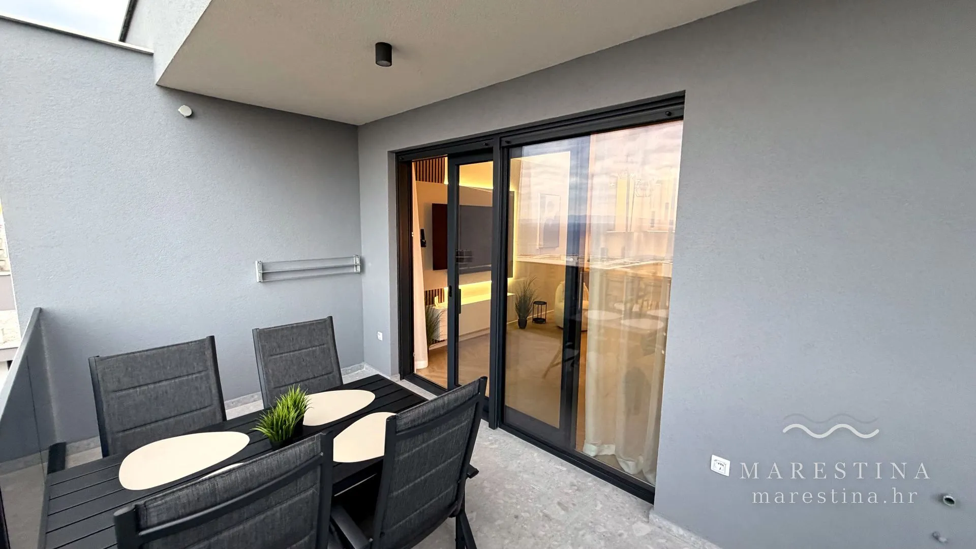 Iznimno velik balkon s potpunim pogledom na more