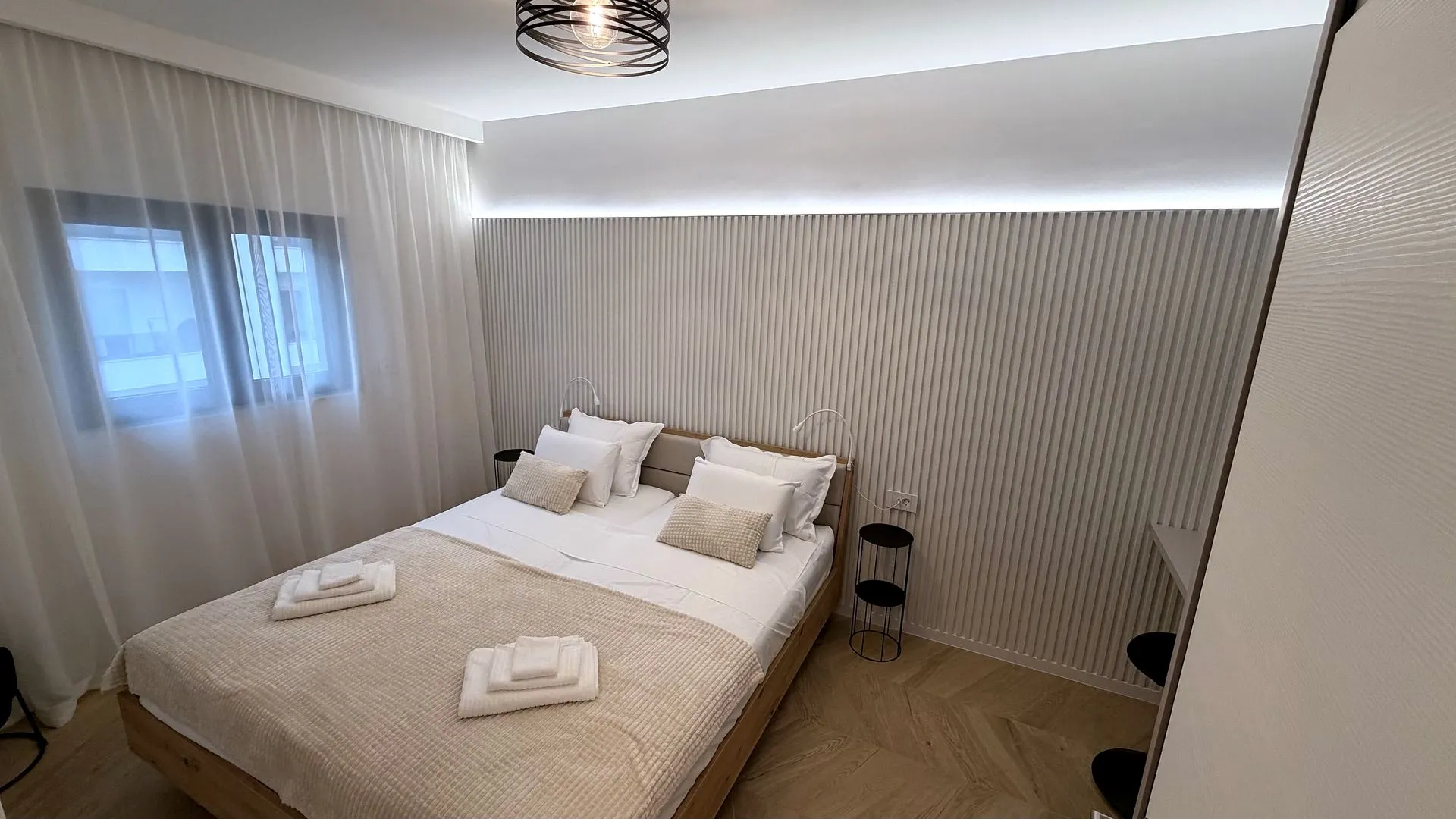 Zweites Schlafzimmer mit Doppelbett, Schrank und Arbeitsplatz
