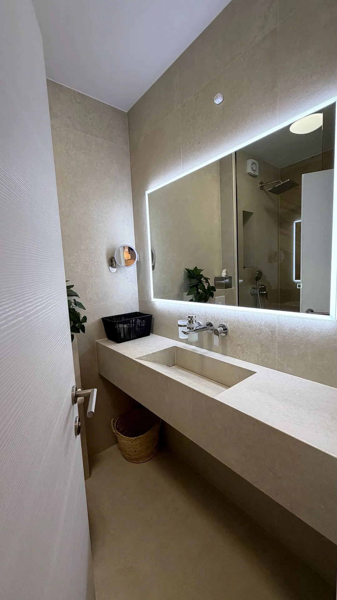 Badezimmer en suite mit Steinwaschbecken und ebenerdiger Dusche