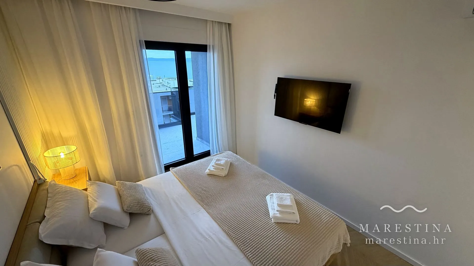 Glavna spavaća soba s bračnim krevetom i izlazom na balkon