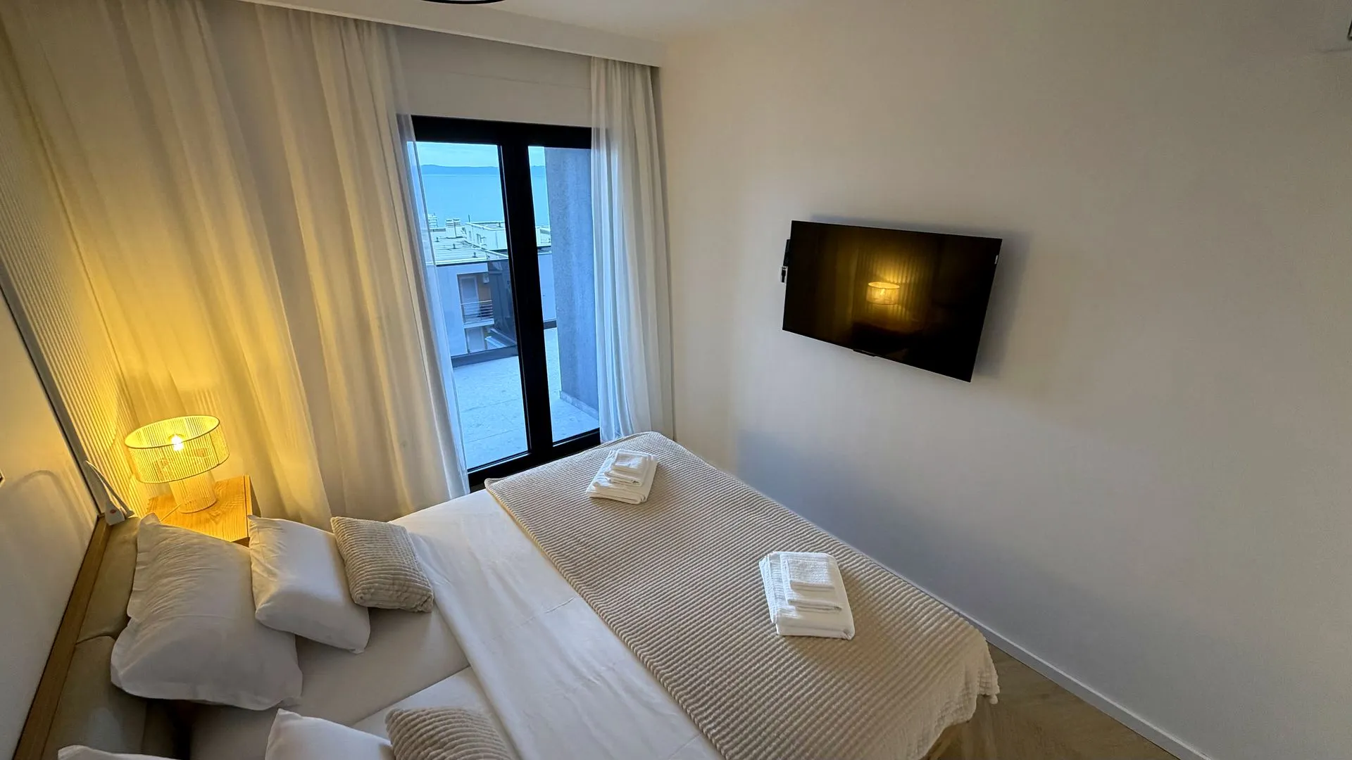 Hauptschlafzimmer mit Doppelbett und Zugang zum Balkon