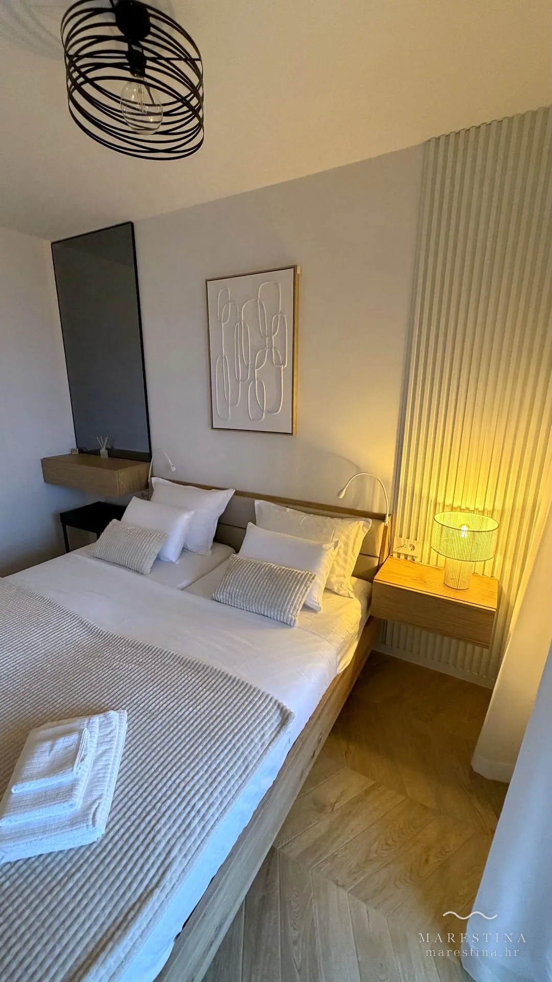 Glavna spavaća soba s bračnim krevetom i izlazom na balkon