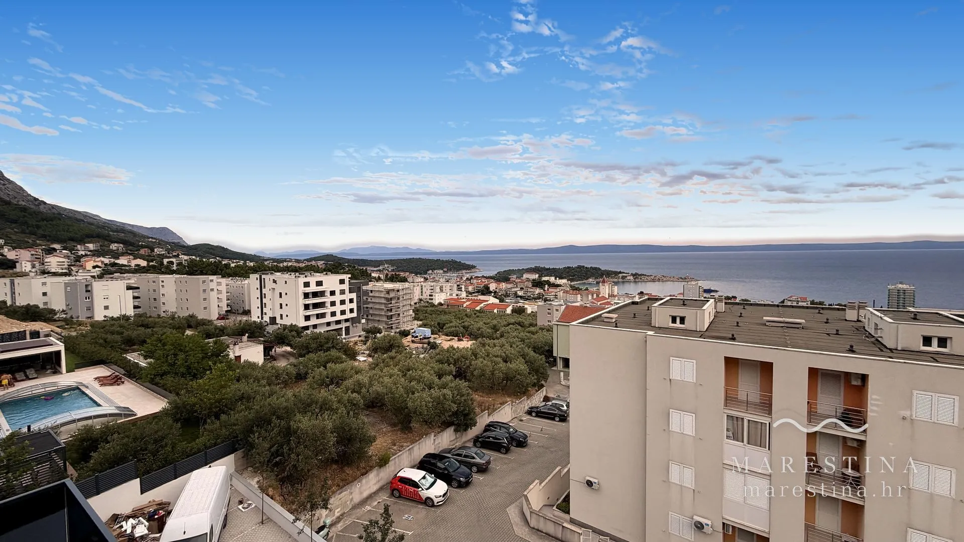 Pogled na more iznad Makarske prema Braču i Hvaru iz Marestine