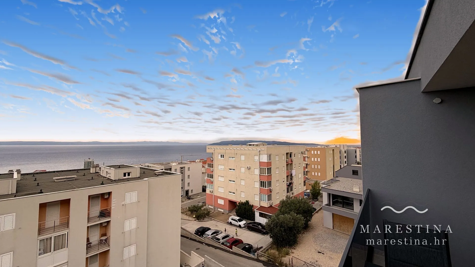 Pogled na more iznad Makarske prema Braču i Hvaru iz Marestine